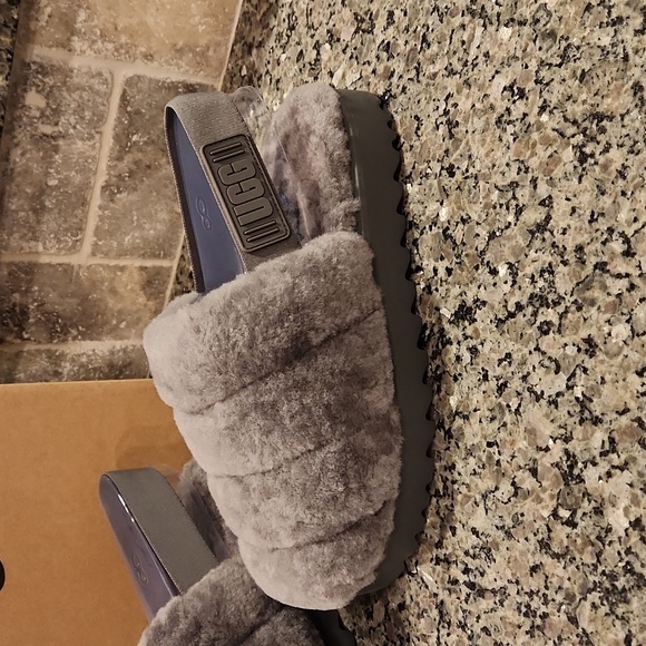 UGG slippers - Picture 2 of 6